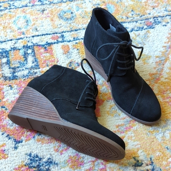 Toms Hyde Classic Suede Lace Up Stacked Wooden Wedge Ankle Booties Black 6 - Picture 2 of 16